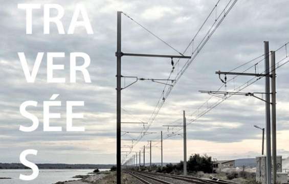 Du 12 novembre au 16 décembre 2021, venez découvrir une exposition photo un peu spéciale à la Maison des arts de Bages dans l’Aude. Sentiers des Corbières, ligne de chemin de fer et autoroute : l’exposition est une exploration photographique subjective des voies de communication qui parcourent le paysage de la Narbonnaise.